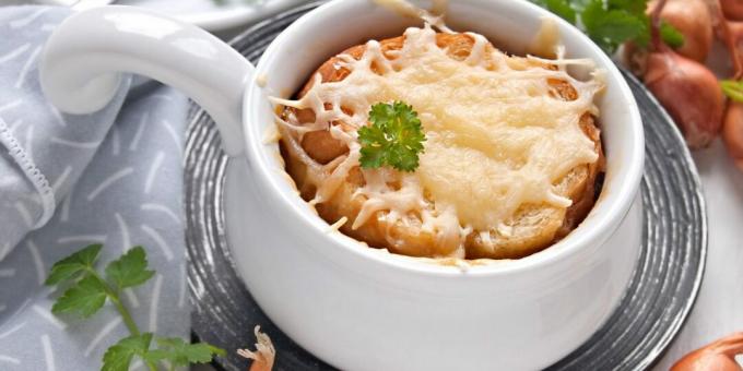 Sup bawang dengan jamur dan keju