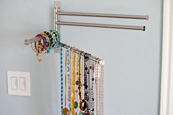 Menjaga hal-hal di dalam lemari: Hanger untuk perhiasan