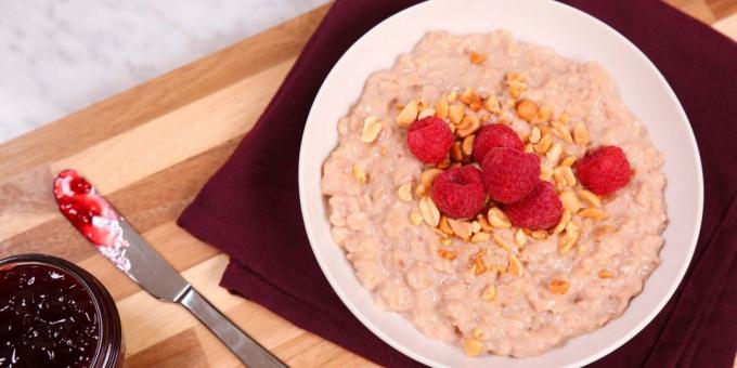 sarapan cepat: oatmeal dengan selai kacang dan selai raspberry