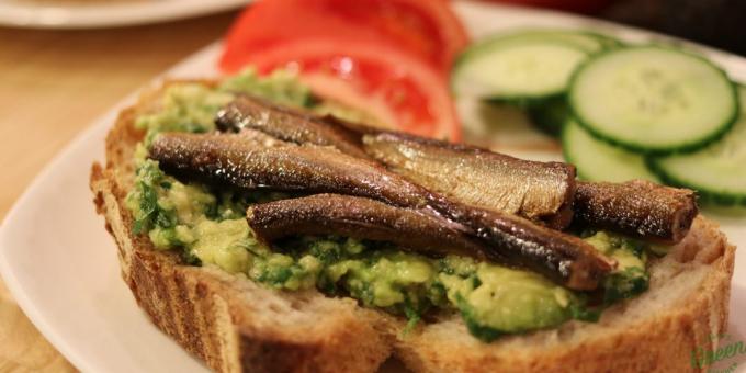 Sandwich dengan sprats dan alpukat: resep sederhana