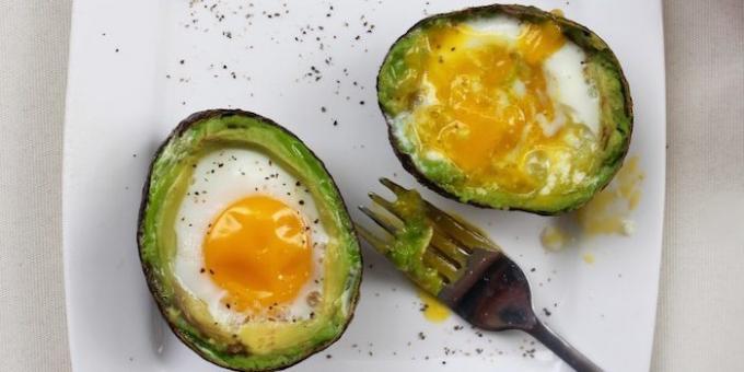 Cara memasak telur dalam oven: telur Baked di keranjang alpukat