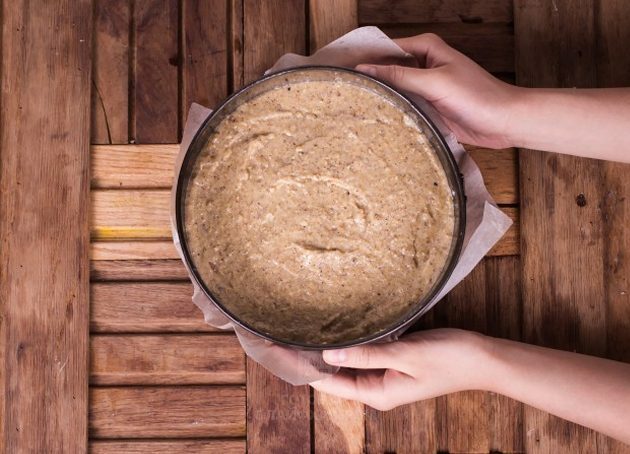Resep kue kenari Italia: olesi adonan dalam cetakan