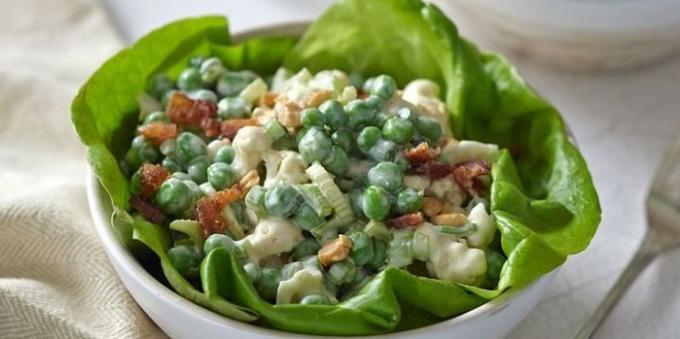 Bagaimana mempersiapkan kembang kol: Salad dengan kembang kol, daging dan kacang polong