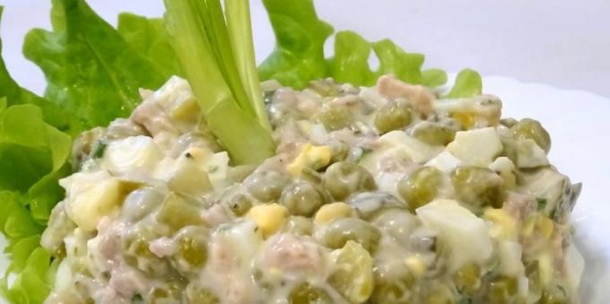 Salad dengan kacang polong hijau dan cod liver
