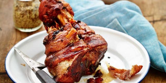 Daging babi di oven yang: Pork knuckle "Shvaynhakse" Bavarian