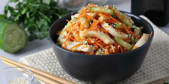 Salad dengan cumi-cumi, wortel dan mentimun ala Korea