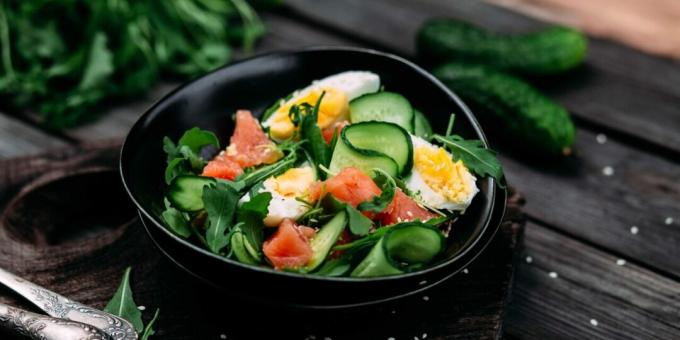 Salad dengan ikan merah, mentimun, dan telur