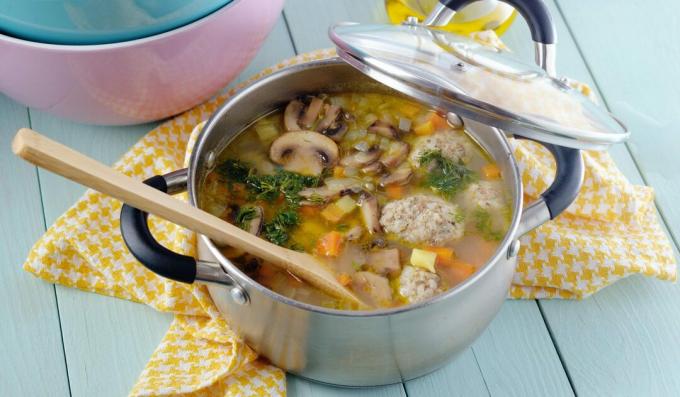 Sup dengan bakso dan jamur
